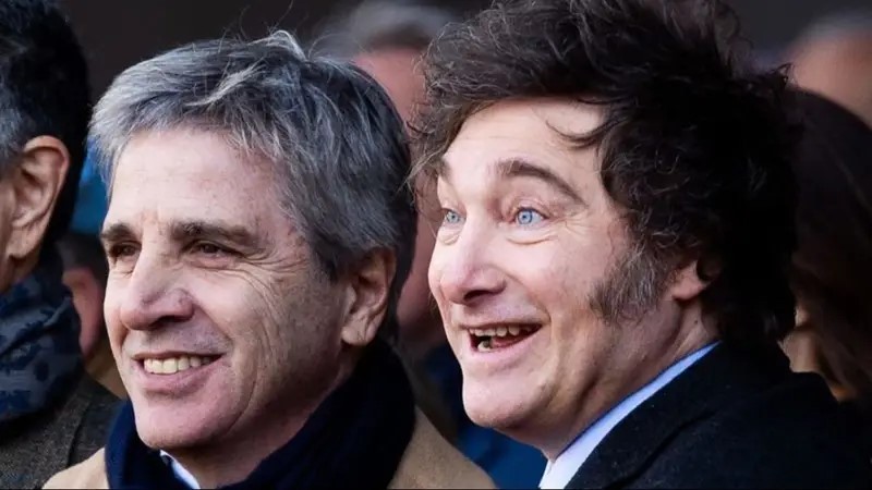 Más devaluación: Caputo reveló cuándo se disparará el dólar