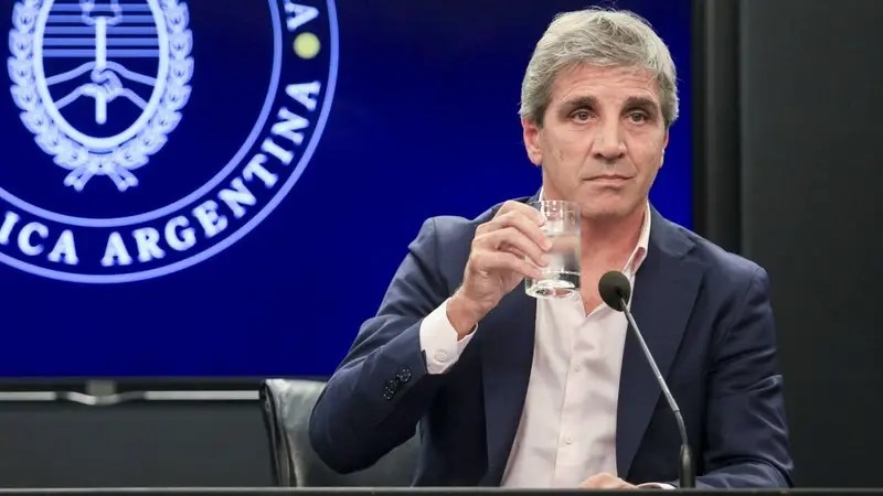 Caputo ratificó el esquema de bandas del dólar: 
