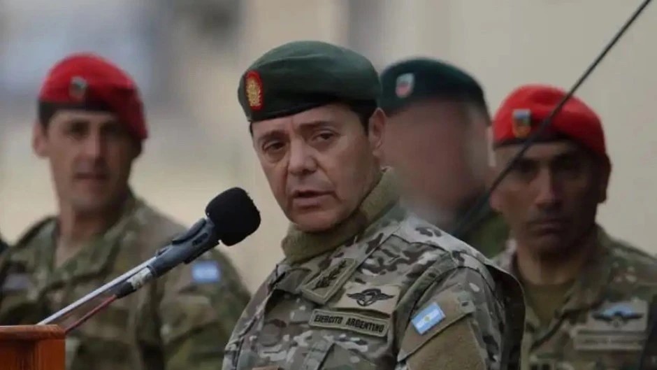 Karina impuso un militar como ministro de Defensa por primera vez en democracia