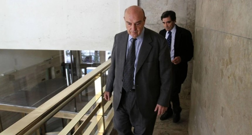 Cavallo le pidió a Milei eliminar el cepo y permitir al dólar como una moneda legal