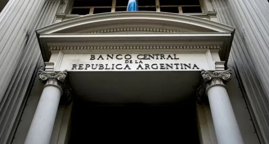 Milei dice que las bandas del dólar no se tocan, pero el mercado desconfía