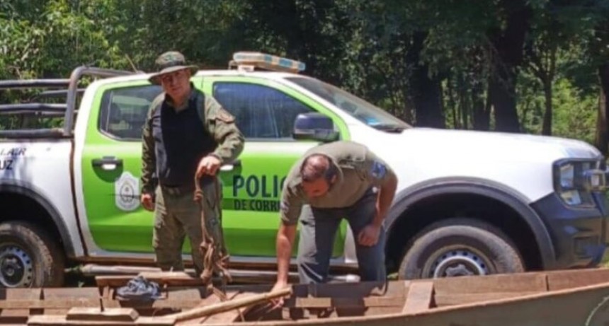 Cuatreros abandonan una canoa durante un operativo en La Cruz