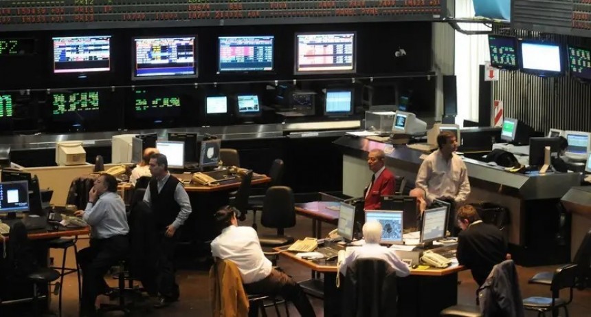 Sin crédito de EE.UU., reaccionan los mercados: caen acciones, bonos y sube fuerte el Riesgo País