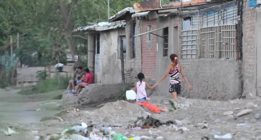 La UCA advirtió que la pobreza roza el 45% y seguirá creciendo por la inflación