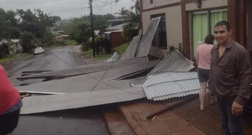 Un tornado arrasó Bella Vista dejando daños en estructuras y líneas de energía