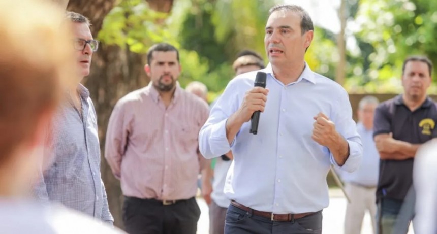 En Alvear: Valdés hizo entrega de importantes maquinarias para contar con más asfalto en ese municipio