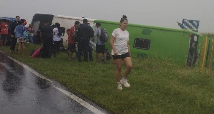 Volcó un colectivo en Corrientes: reportan personas heridas