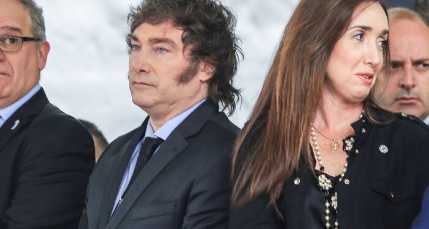 Javier Milei inició su regreso desde Italia y lanzó dardos y amenazas a Victoria Villarruel
