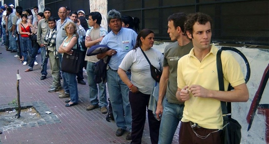 En un año el número de desocupados creció un 22% y la informalidad escaló hasta el 36,8% de los asalariados