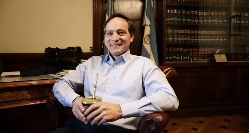 Declarado libertario, Camau Espínola sostiene el bloque de Santiago Caputo y resiste una embestida K