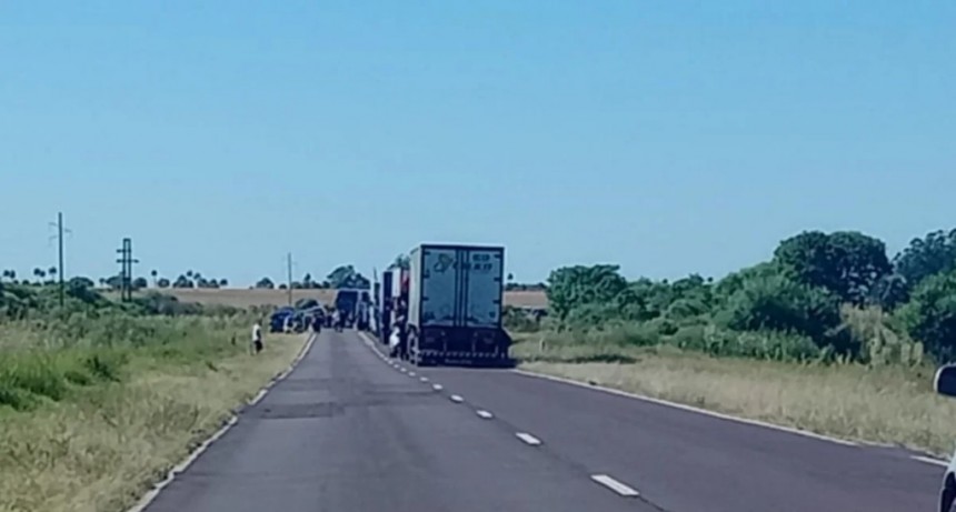 Siniestro vial fatal: dos personas murieron tras el choque de un auto y un camión