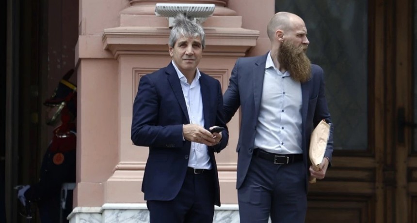 Barclays durísimo con Caputo: Argentina no crece, las reservas están peor que antes de Milei y la deuda aumentó