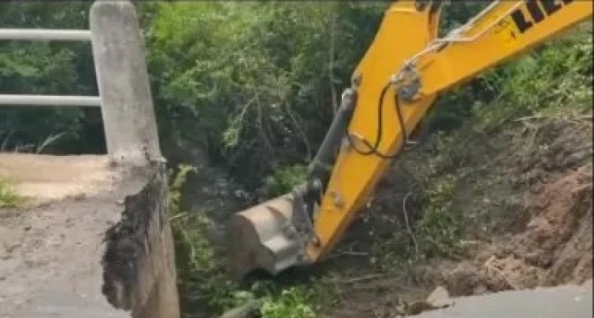 Corrientes: trabajan en la reparaci&oacute;n de un socav&oacute;n sobre la Ruta Nacional N&deg; 12